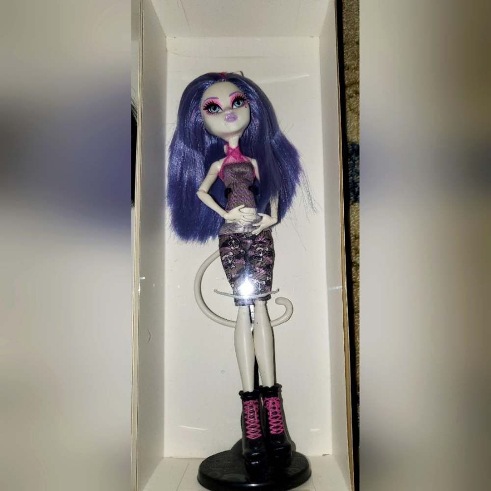 MONSTER HIGH DOLL
